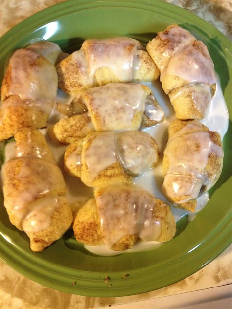 10 oz Apple Pie Filling 1 Egg White Nutella (optional) 34 cup Powdered Sugar (optional) 2-4 tbsp Milk (optional 1 tsp Vanilla Extract (optional) Instructions Apple Turnover Unroll pastry dough, and cut dough into 8 even squares. . Apple turnovers with crescent rolls and pie filling